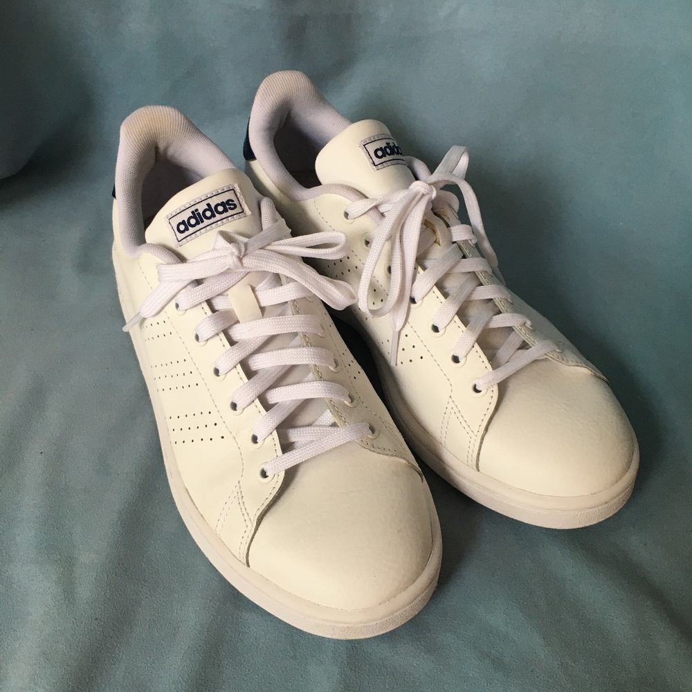 Adidas men's Essentials Advantage Casual Shoes. Size 8.5